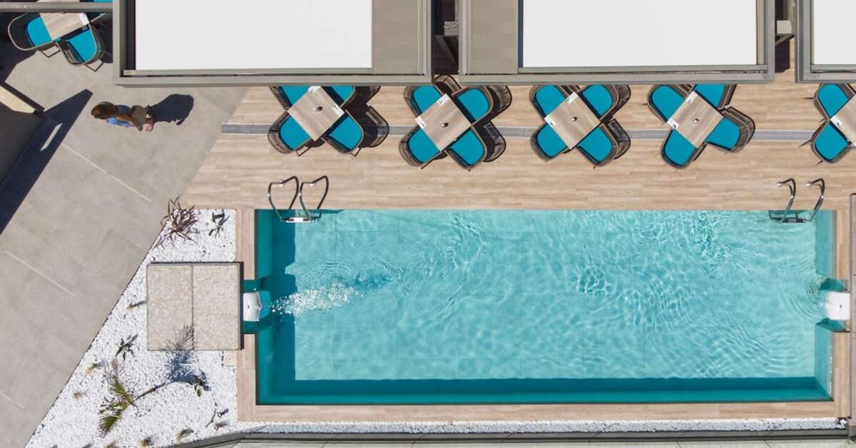 Een foto van het zwembad bij Mare Blue & Suites