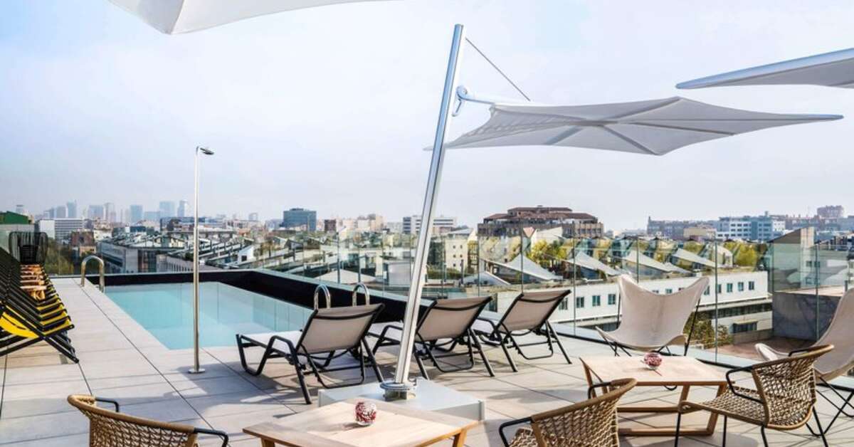 Een foto van het zwembad bij Ibis Styles Barcelona City Bogatell