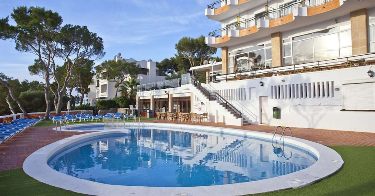 Een foto van het zwembad bij Cala Ferrera Hotel