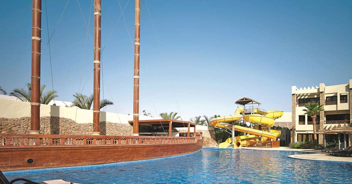 Ein Foto vom Pool im Coral Sea Hotels