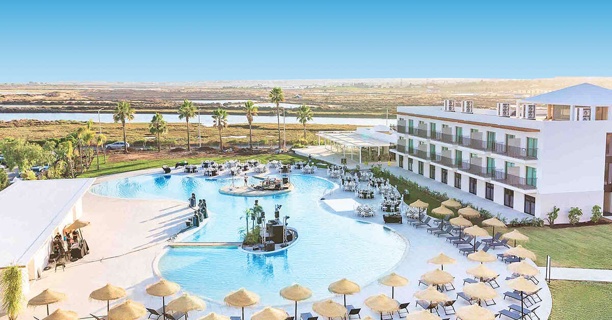 Een foto van het zwembad bij AP Cabanas Beach & Nature