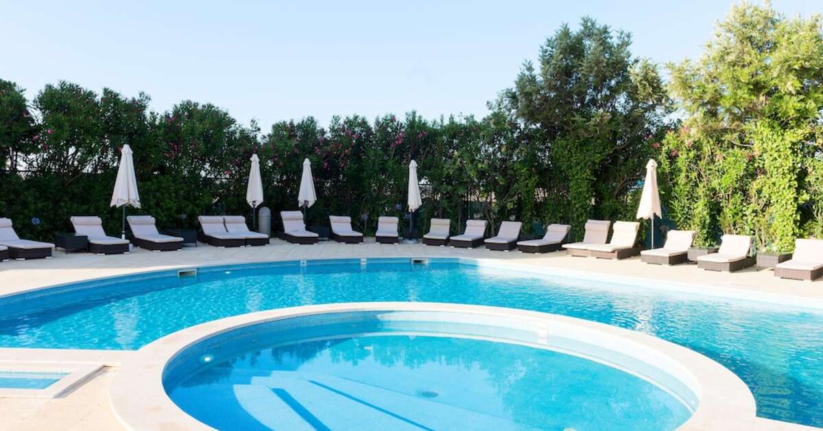 Een foto van het zwembad bij Tryp by Wyndham Lisboa Caparica Mar Hotel