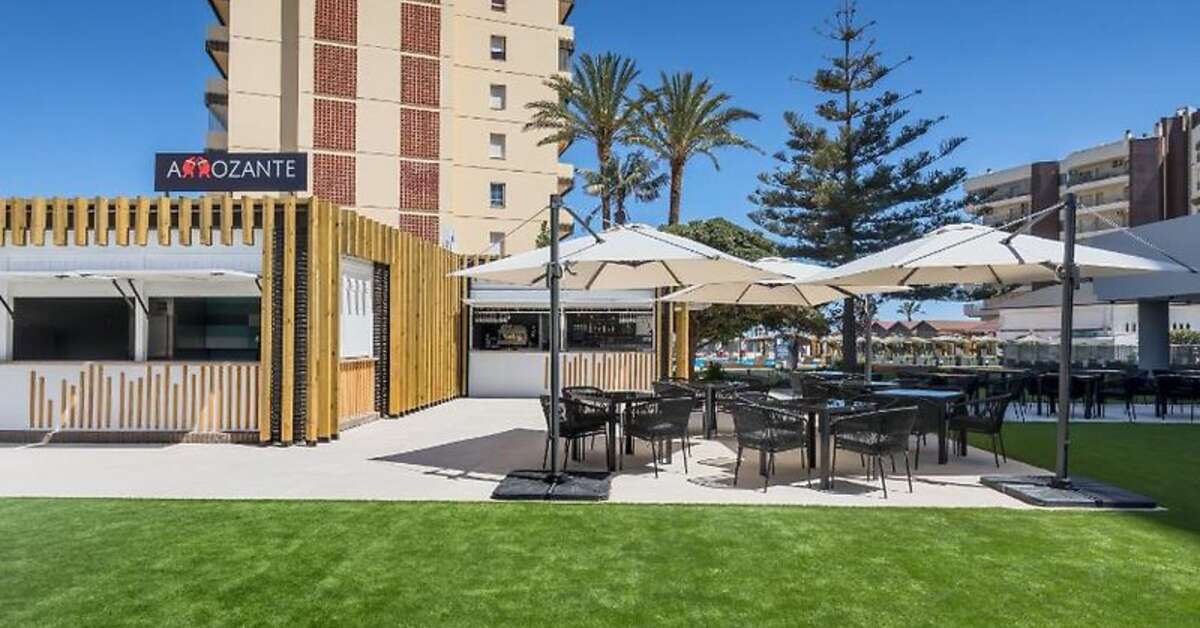 Een foto van het terras bij Occidental Fuengirola