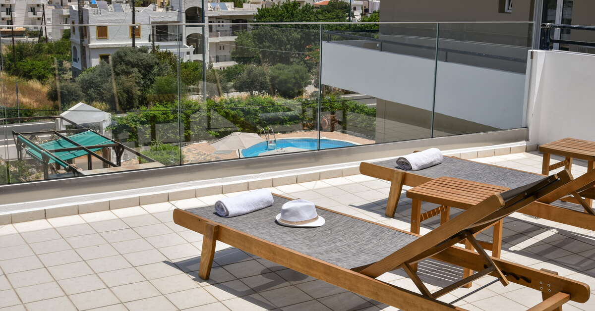Een foto van het terras bij Iraklis Appartementen