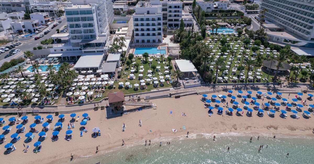 Ein Foto vom Strand beim Iliada Beach Hotel