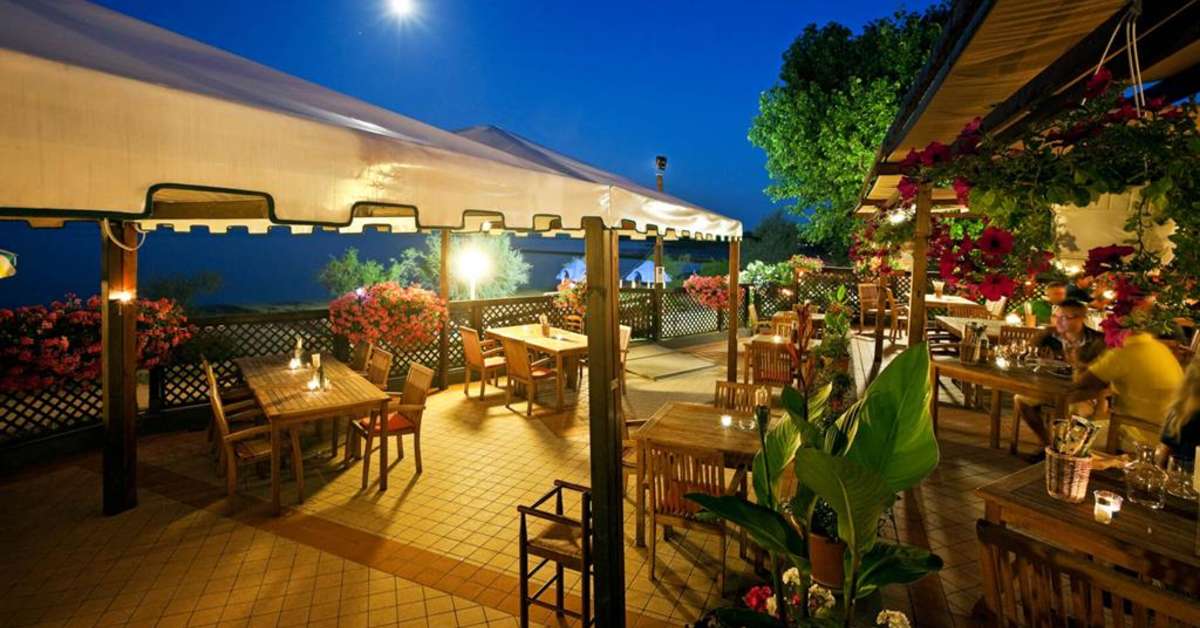 Een foto van het terras bij Club Del Sole Tenuta Primero Grado Family Collection