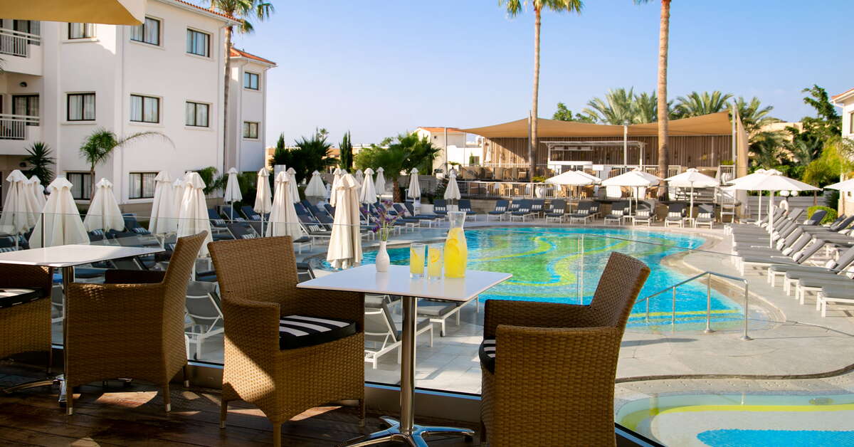 Een foto van het terras bij The King Jason Paphos