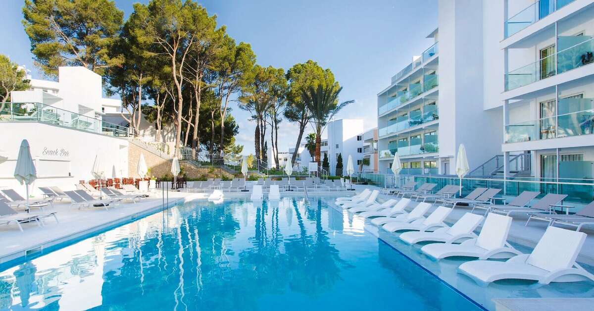 Ein Foto vom Pool im Reverence Life Hotel
