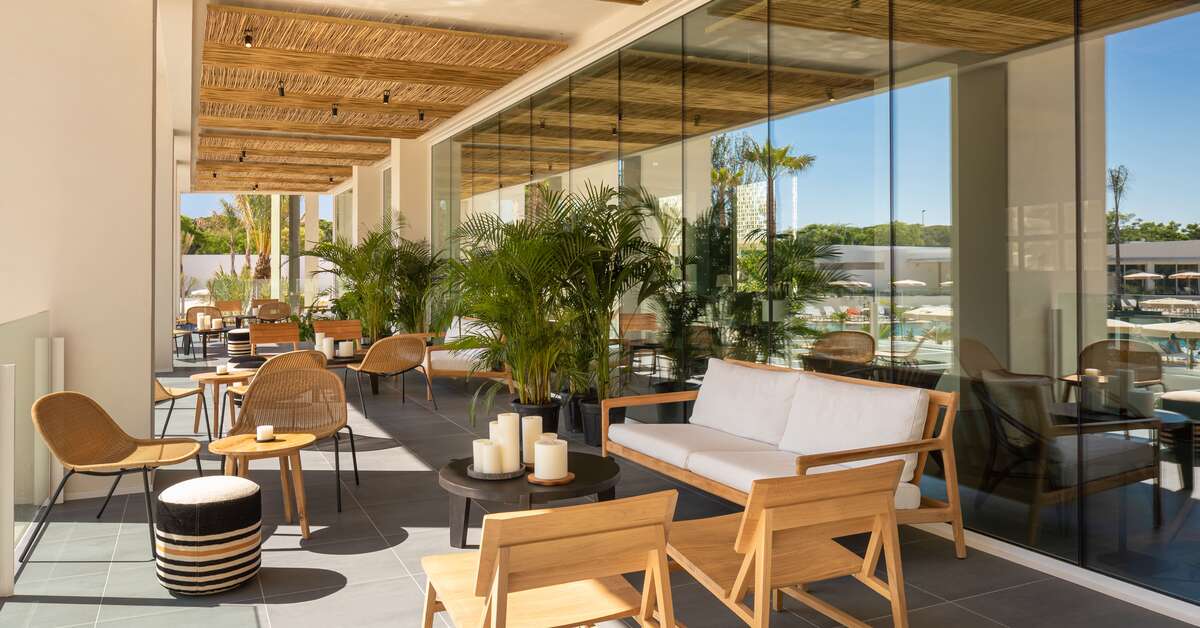 Een foto van het terras bij Atzavara Hotel & Spa