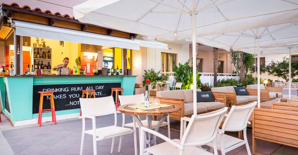 Een foto van het terras bij Oscar Village & Suites