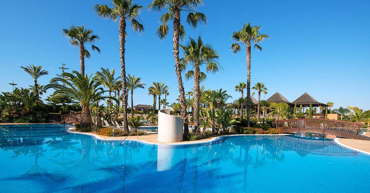 Een foto van het zwembad bij Puerto Antilla Grand Hotel