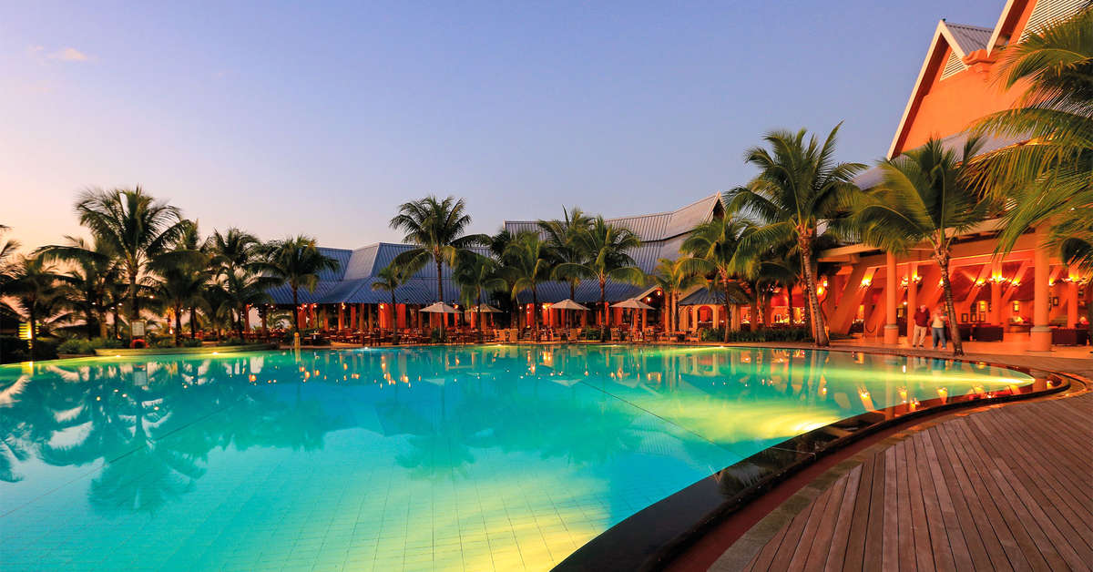 Een foto van het zwembad bij Victoria Beachcomber Resort & Spa