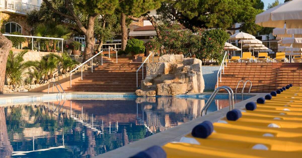 Een foto van het zwembad bij H-Top Caleta Palace