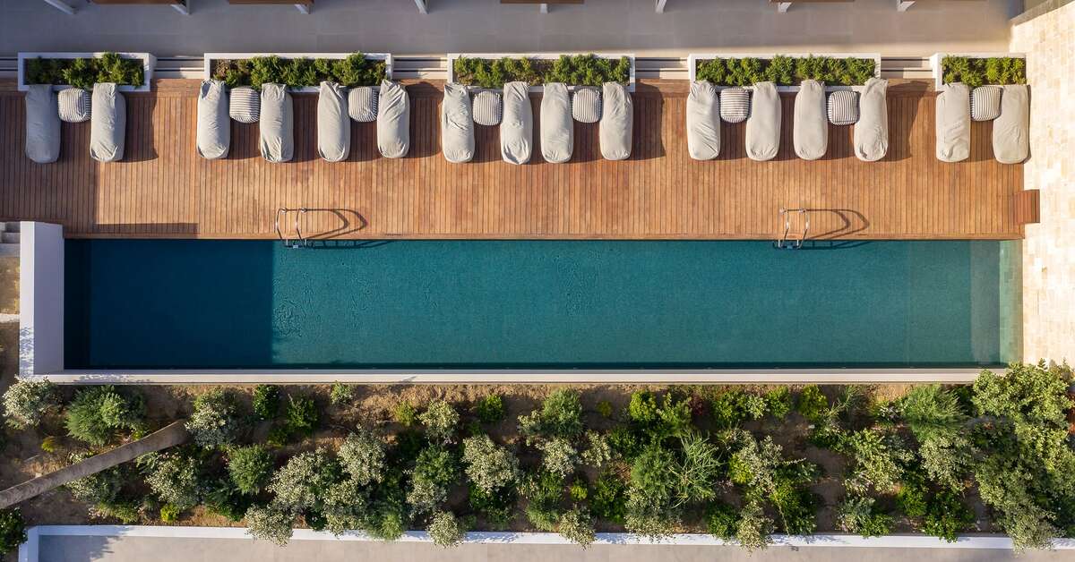 Een foto van het zwembad bij Ikonos Seafront Luxury Suites