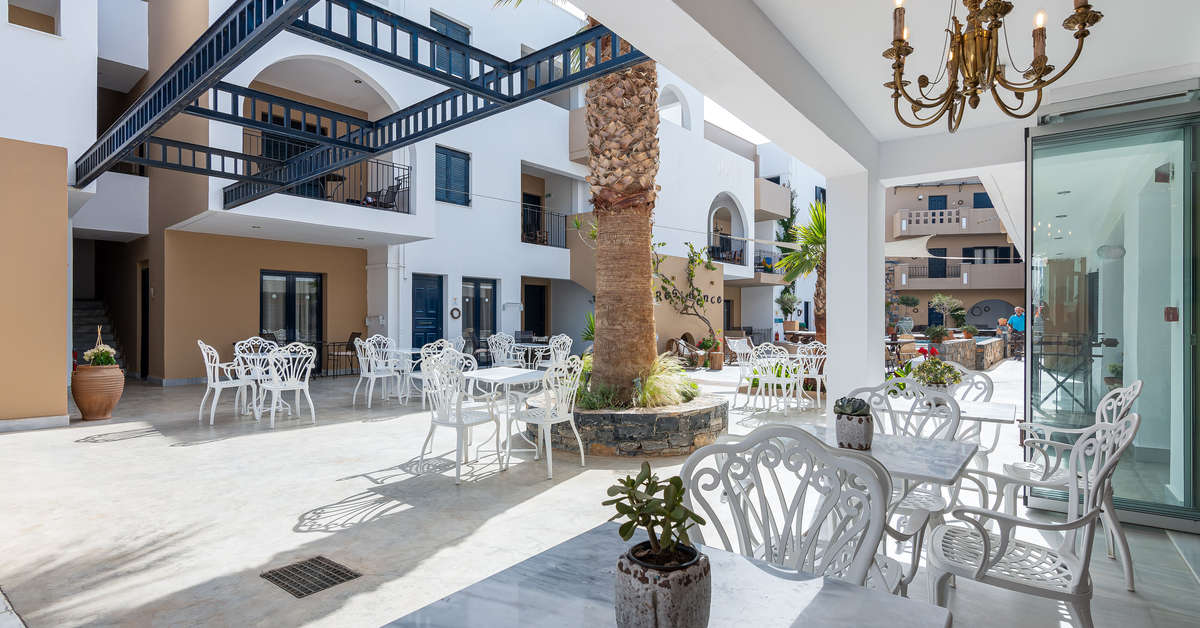 Ein Foto von der Terrasse im Nami Hotel & Suites