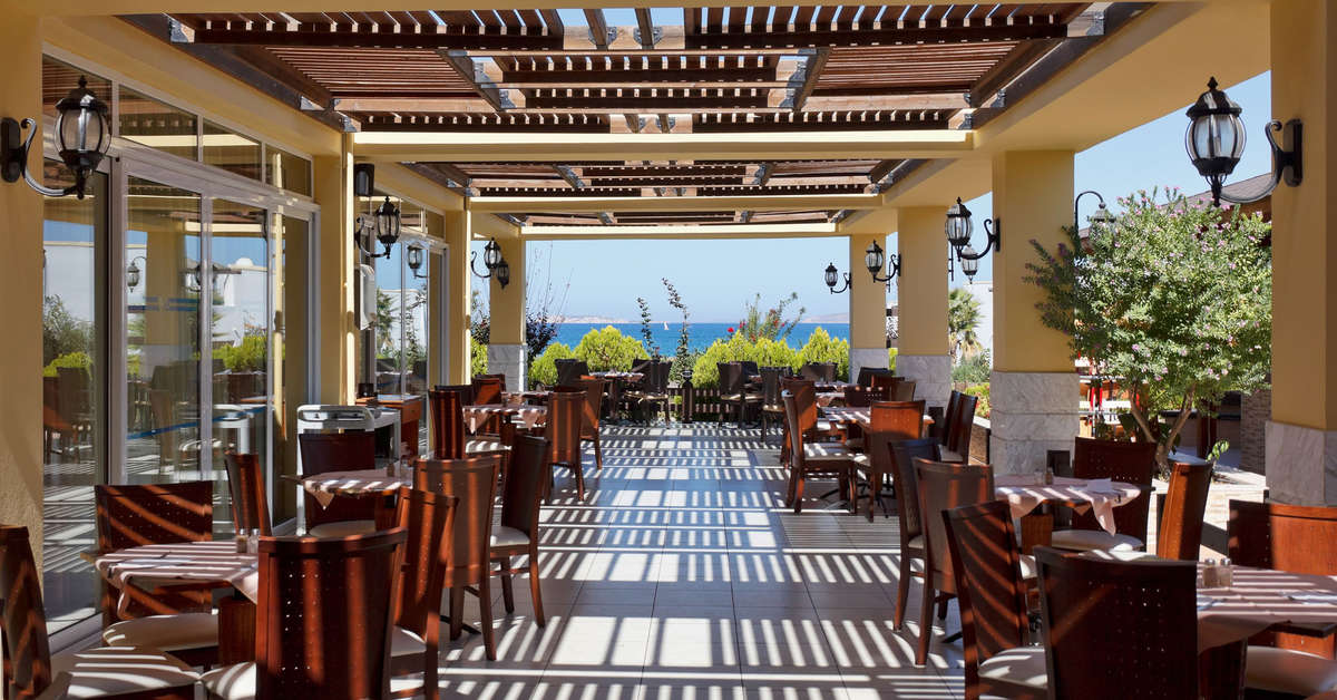 Een foto van het terras bij Gaia Royal Hotel