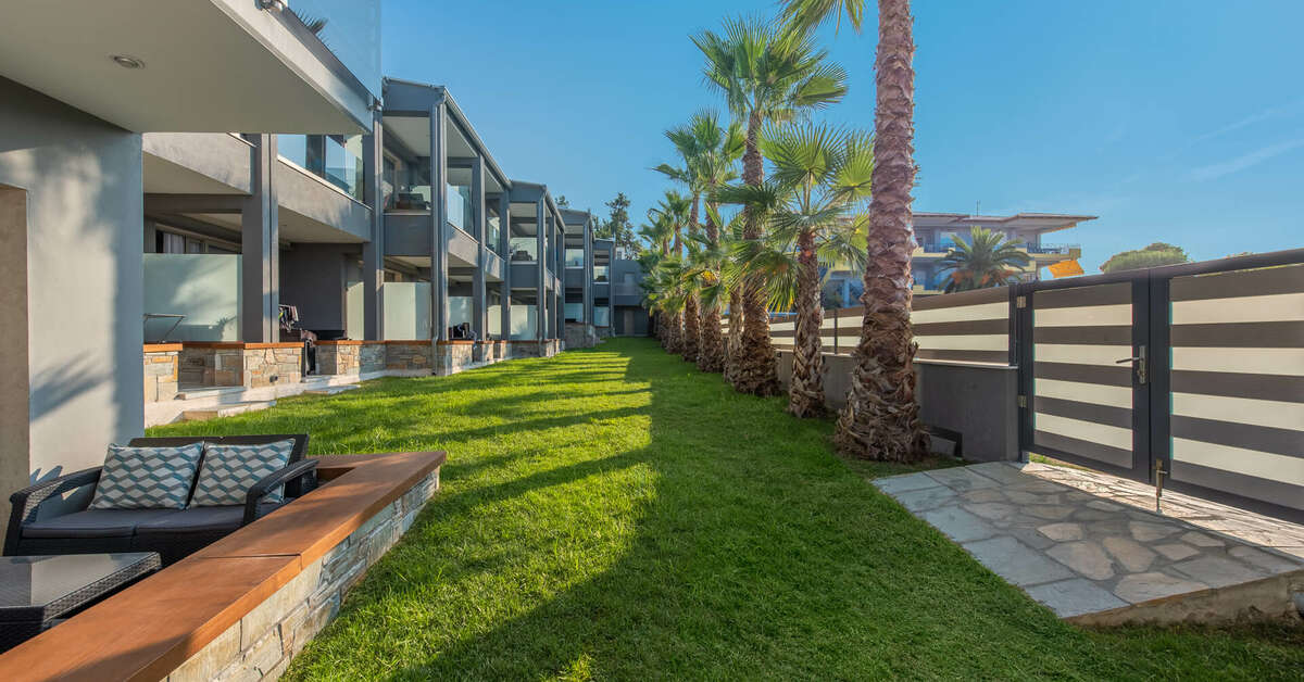 Een foto van de buitenkant van Dionysos Hotel & Studios