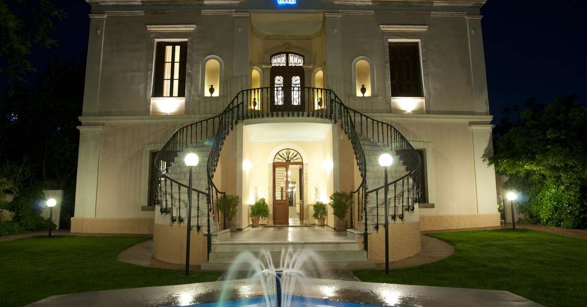 Een foto van de buitenkant van Halepa Hotel