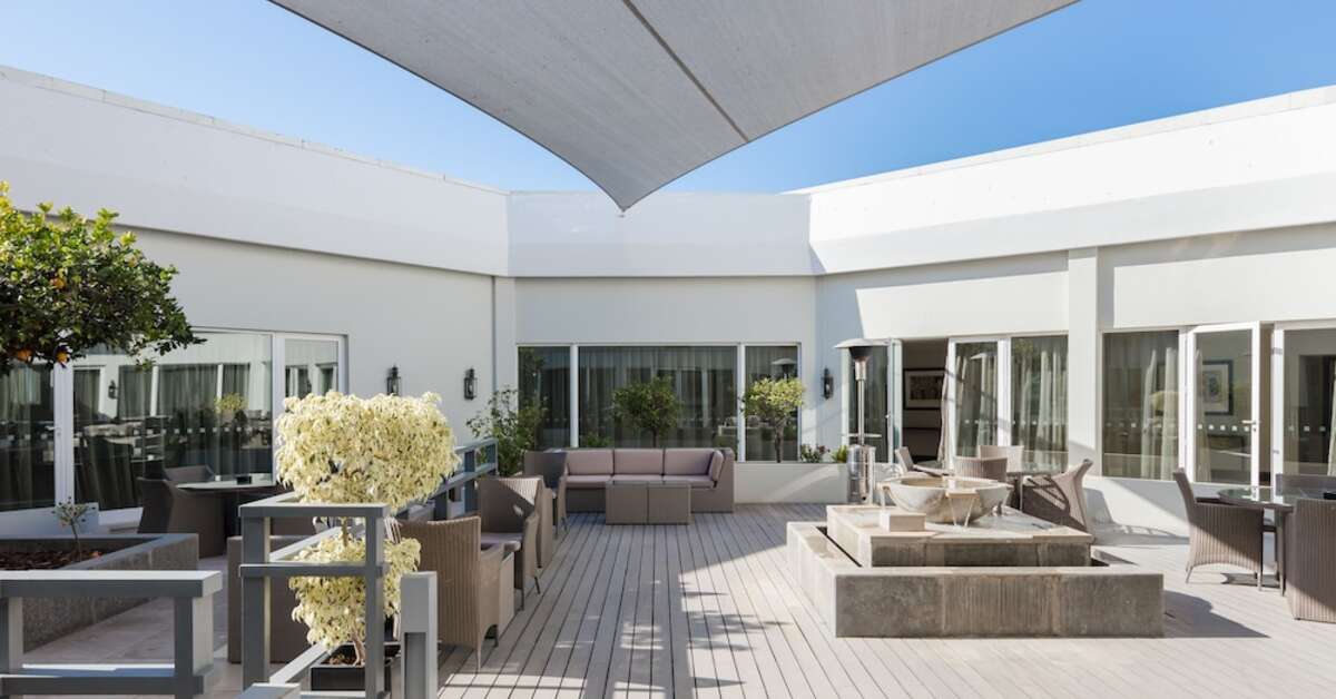 Ein Foto von der Terrasse im Dona Filipa Hotel