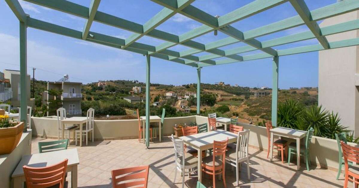 Een foto van het terras bij Hotel Pelagia Bay