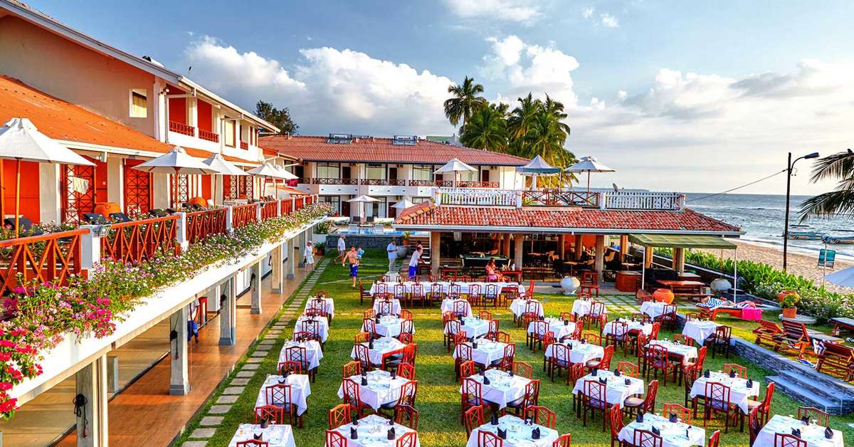 Een foto van het terras bij Coral Sands Hotel