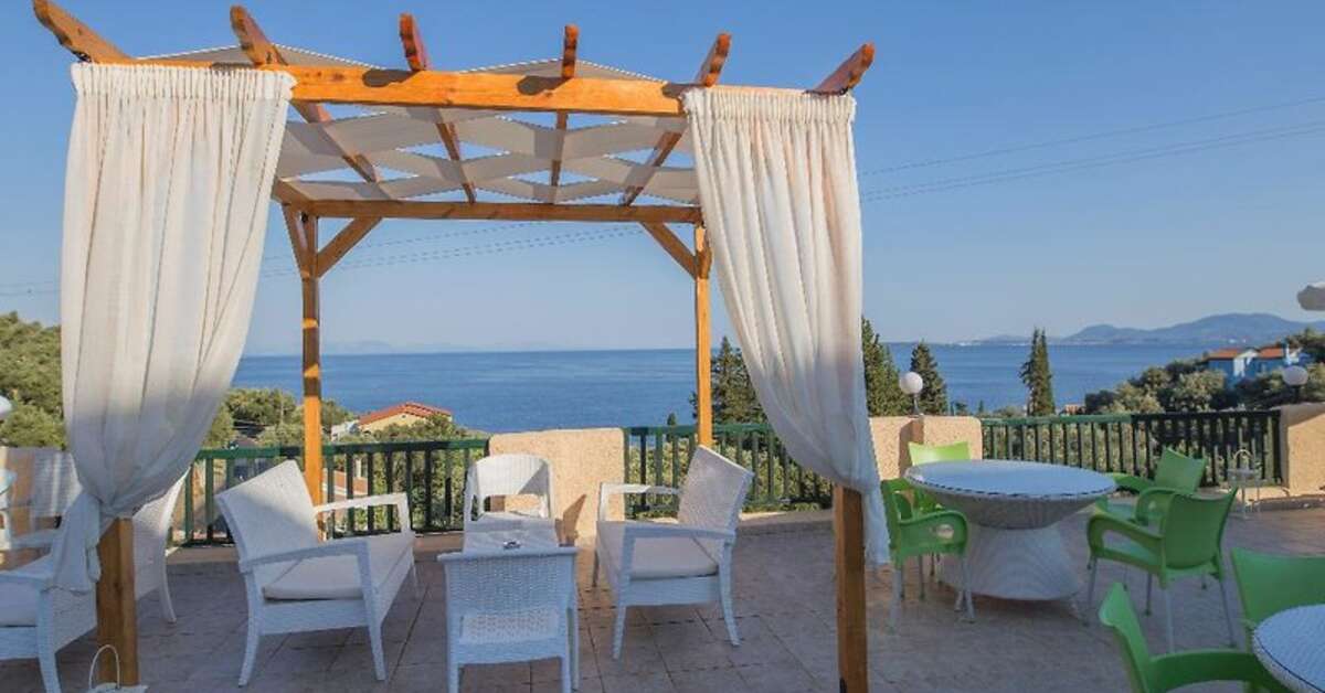 Ein Foto von der Terrasse im Corfu Aquamarine Hotel