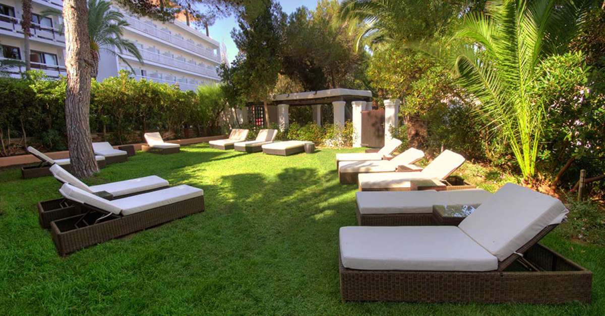 Een foto van het terras bij azuLine Hotel Bergantin