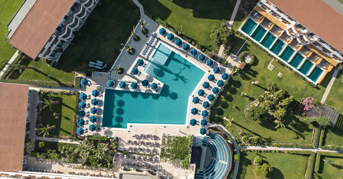 Een foto van het zwembad bij Mitsis Ramira Beach Hotel