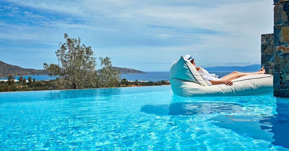 Een foto van het zwembad bij Elounda Palm Hotel & Suites