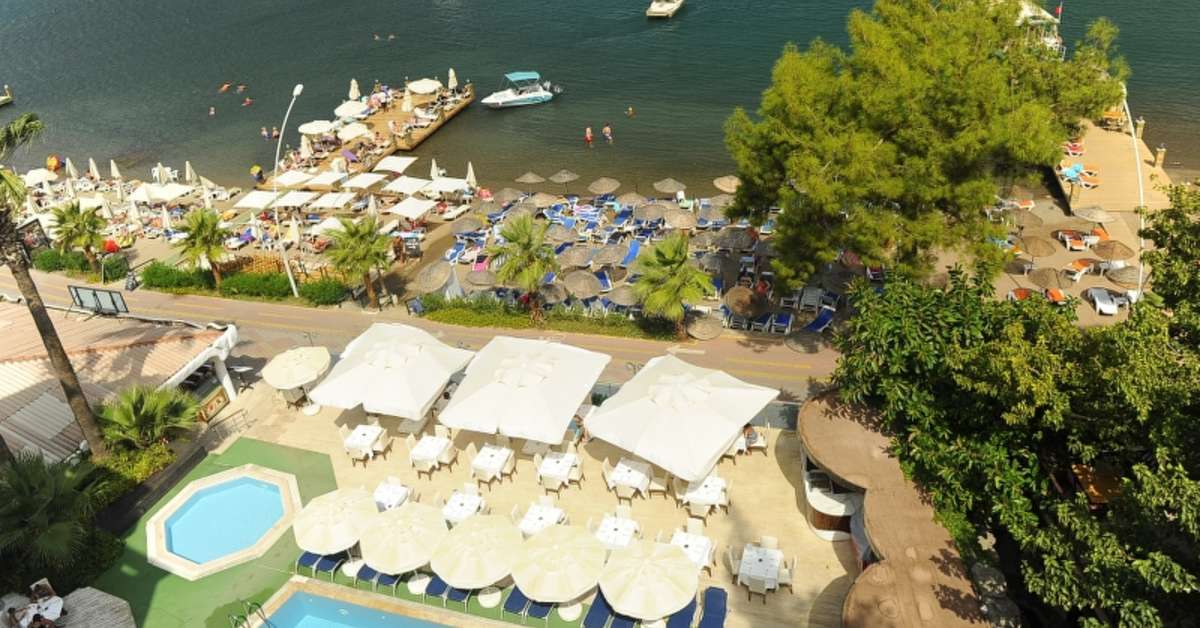Een foto van het zwembad bij Marbas Select Beach