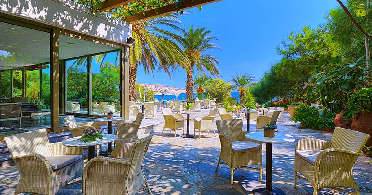 Ein Foto von der Terrasse im Sitia Beach City Resort & Spa
