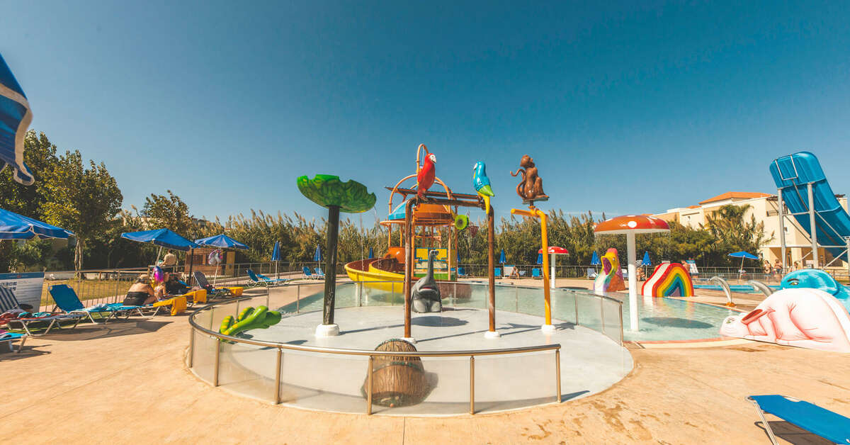 Een foto van het zwembad bij Chrispy Waterpark Resort