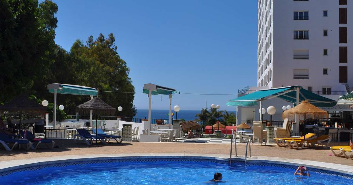 Een foto van het zwembad bij First Flatotel International