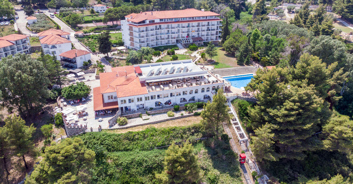 Een foto van de buitenkant van Alexander The Great Beach Hotel