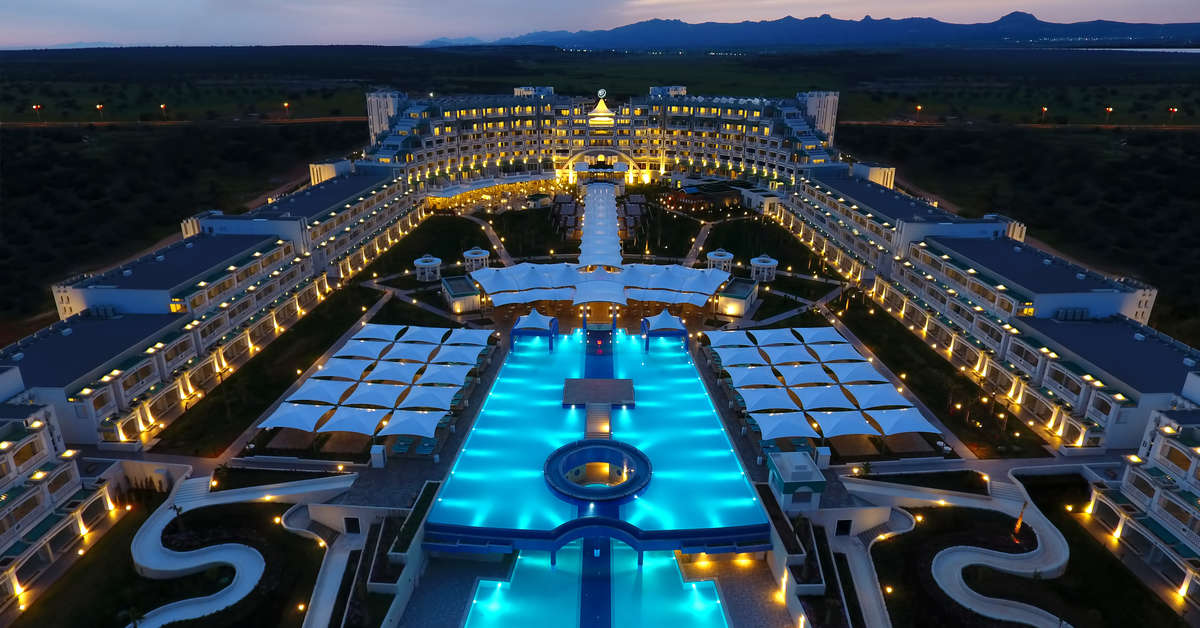 Een foto van het zwembad bij Limak Cyprus Deluxe Hotel