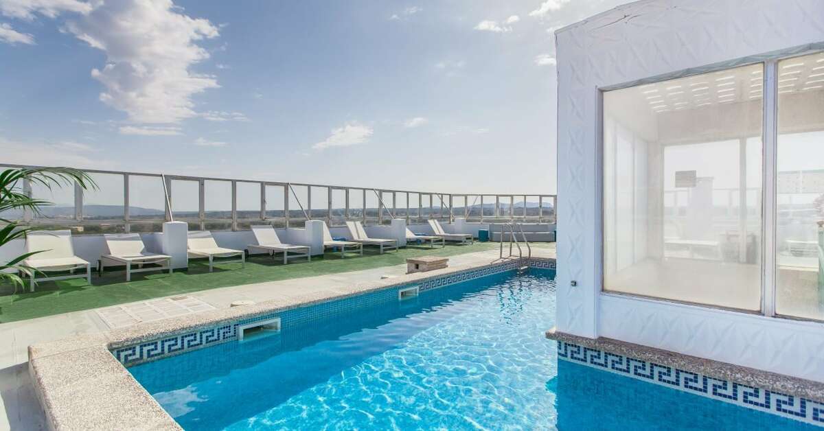 Een foto van het zwembad bij Blue Sea Arenal Tower