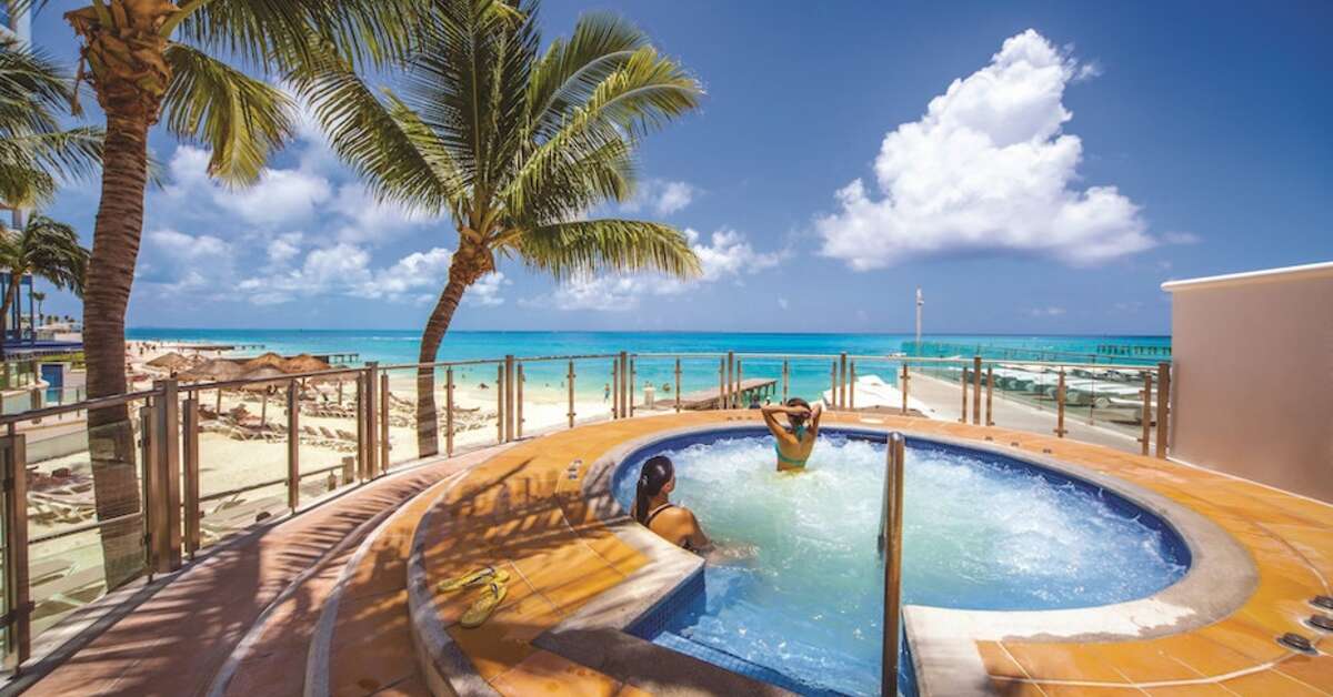Een foto van het zwembad bij Riu Cancun