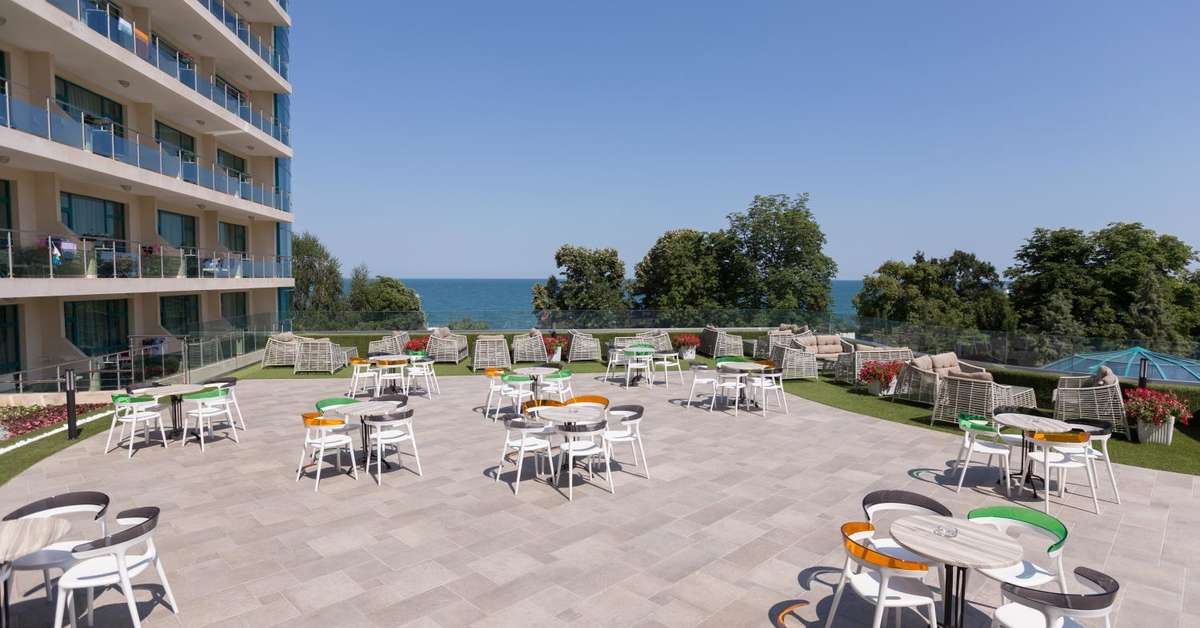 Een foto van het terras bij Marina Grand Beach Hotel