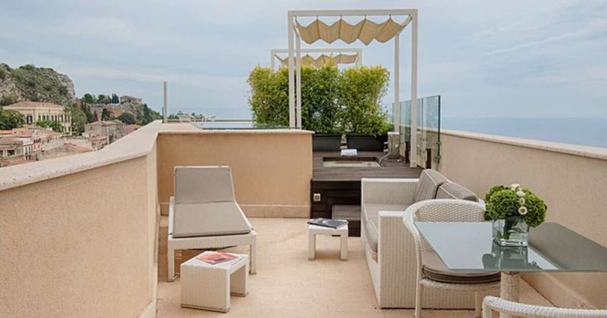 Een foto van het terras bij NH Collection Taormina