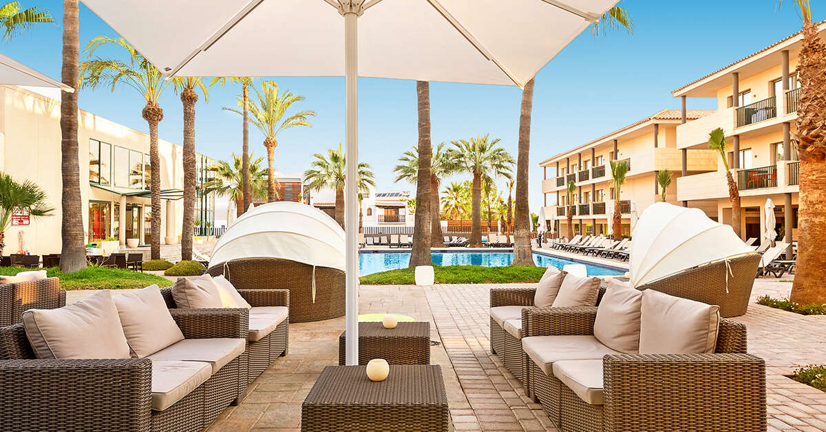 Een foto van het terras bij Occidental Ibiza