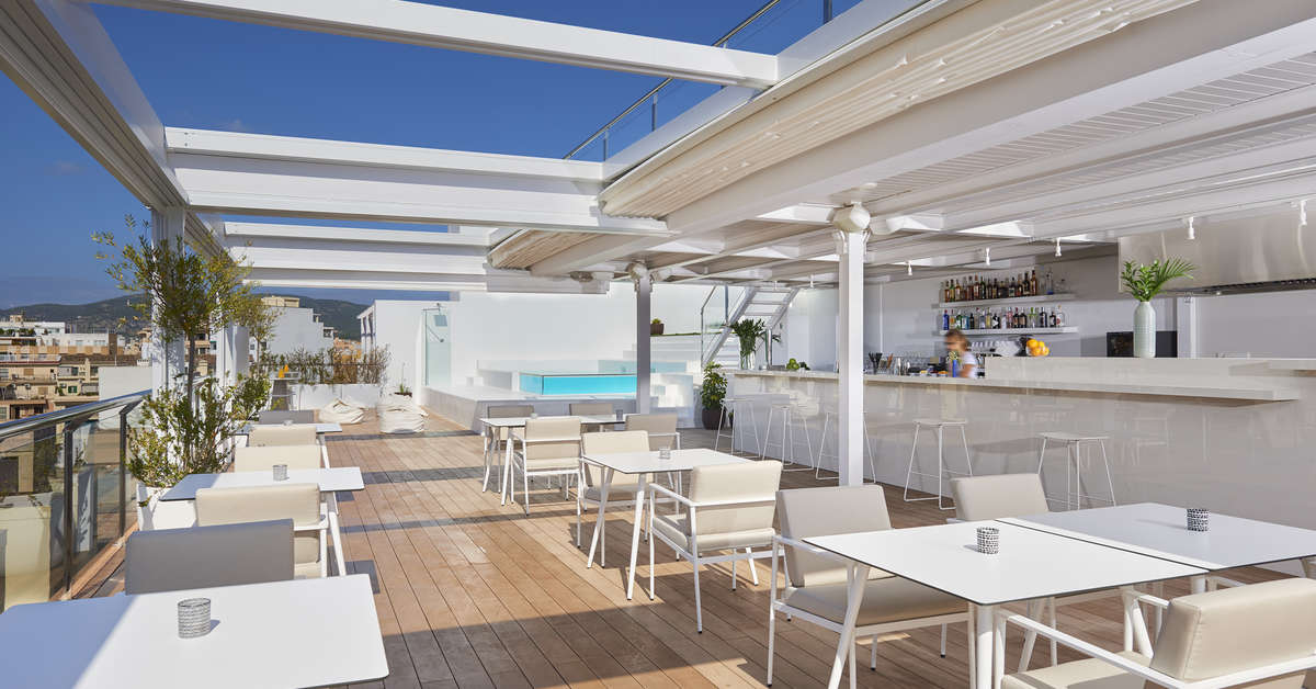 Een foto van het terras bij Innside by Melia Palma Center