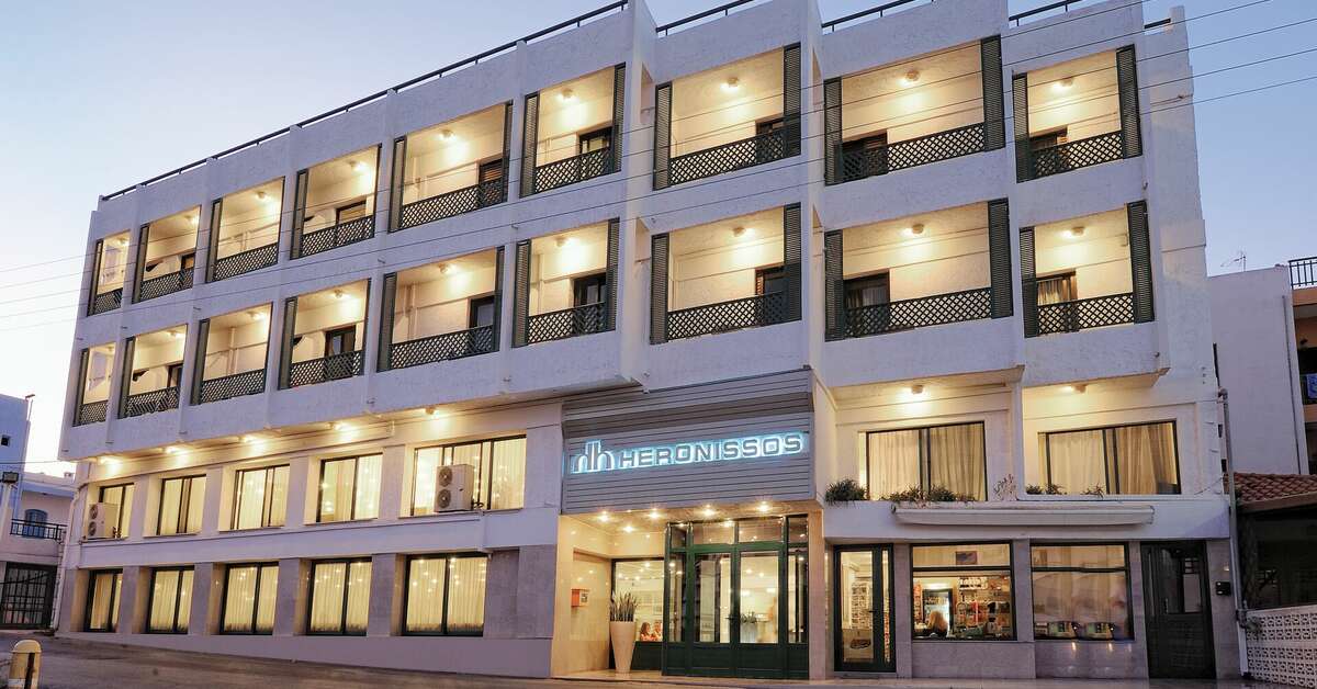 Een foto van de buitenkant van Heronissos Hotel