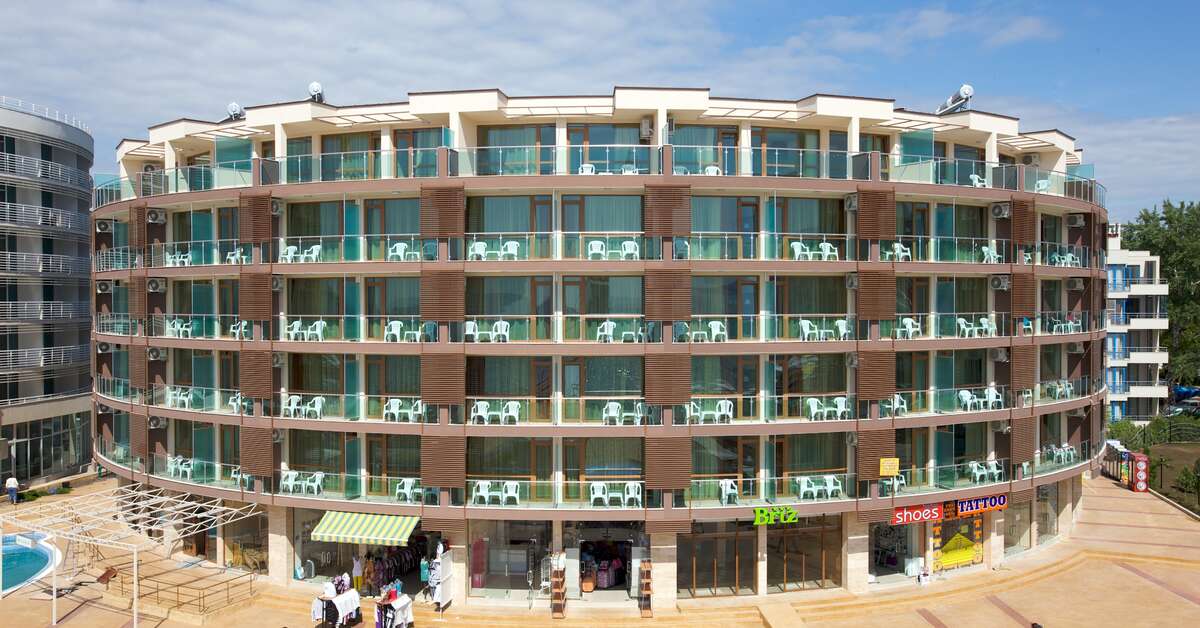 Een foto van de buitenkant van Seabreeze Hotel
