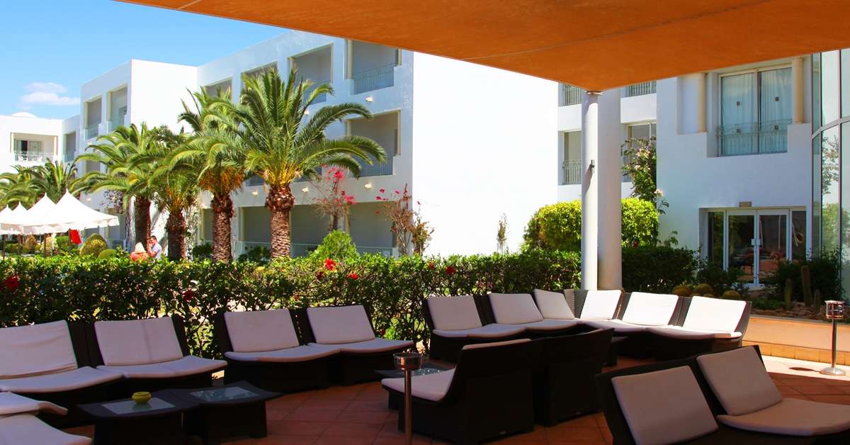 Een foto van het terras bij Vincci Flora Park