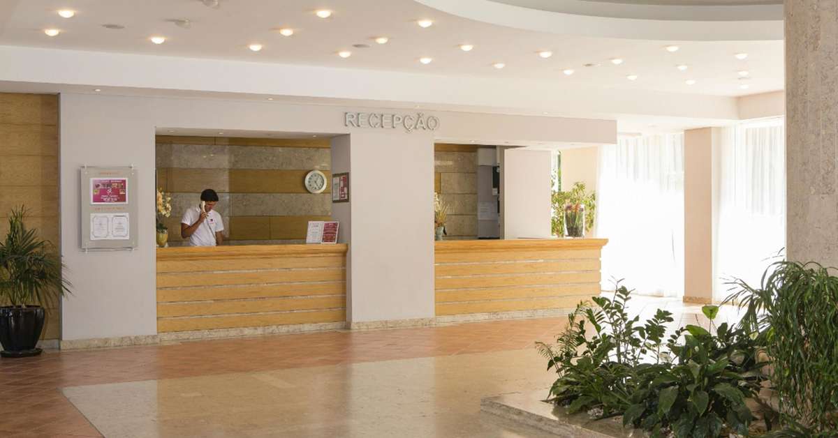 Een foto van het interieur van The Patio Suite Hotel