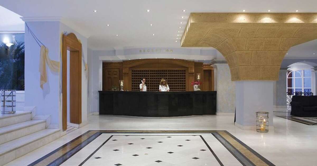 Een foto van het interieur van Mitsis Summer Palace Beach Hotel