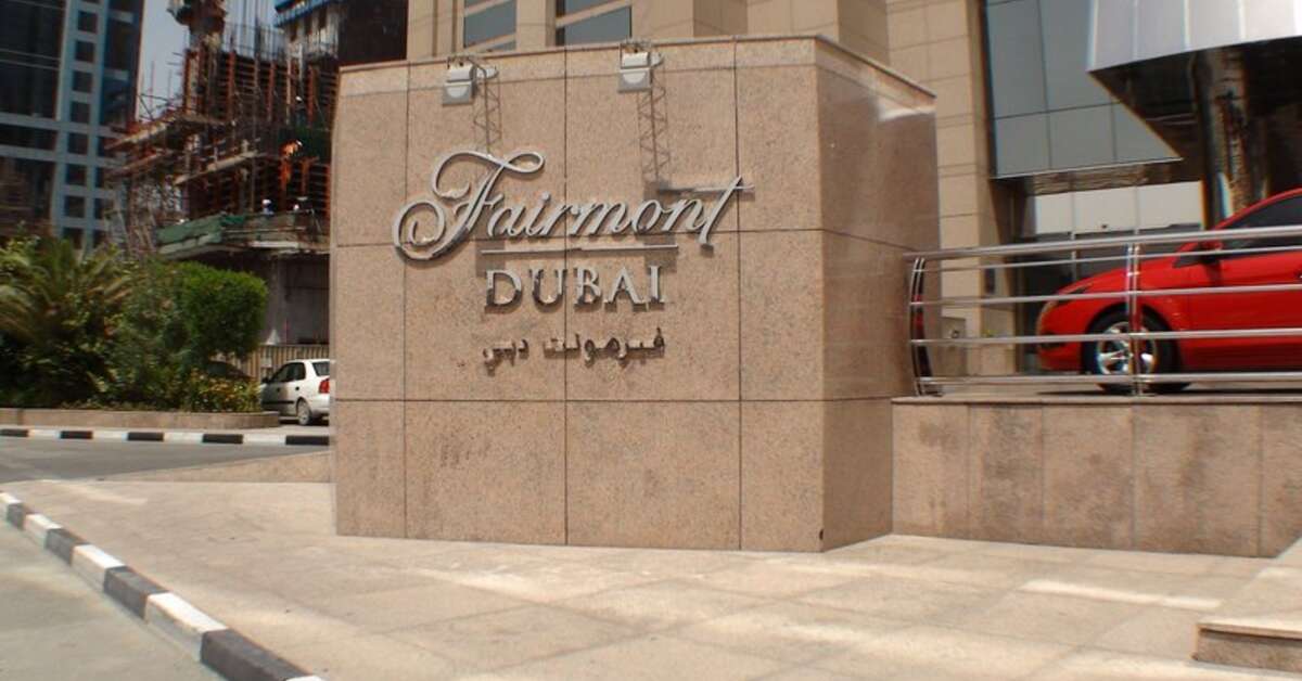 Een foto van de buitenkant van Fairmont Dubai