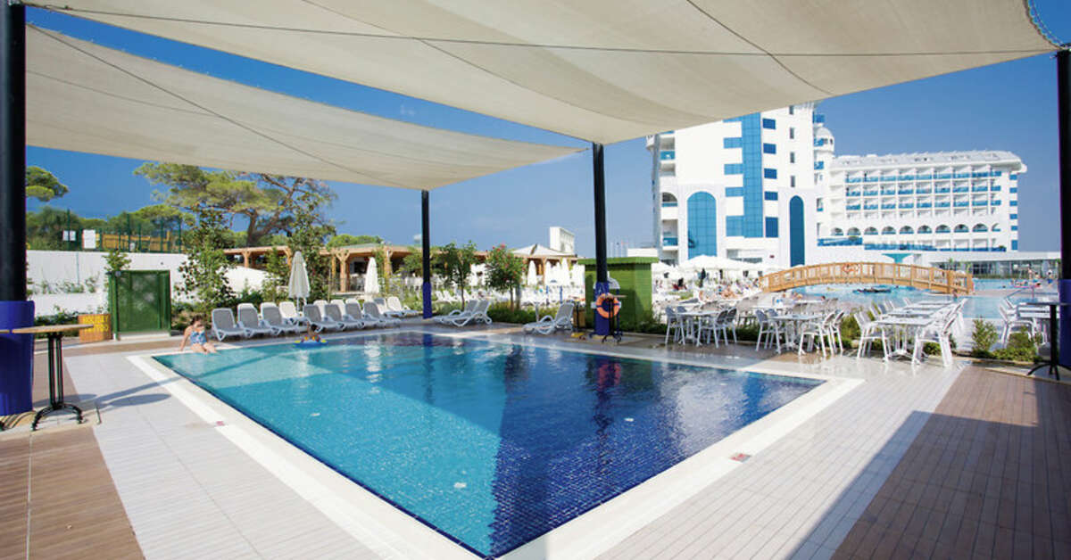 Een foto van het zwembad bij Water Side Resort & Spa