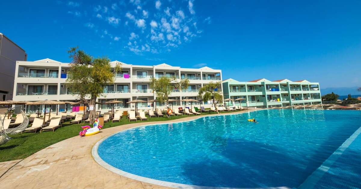 Een foto van het zwembad bij Aparthotel Robolla Beach