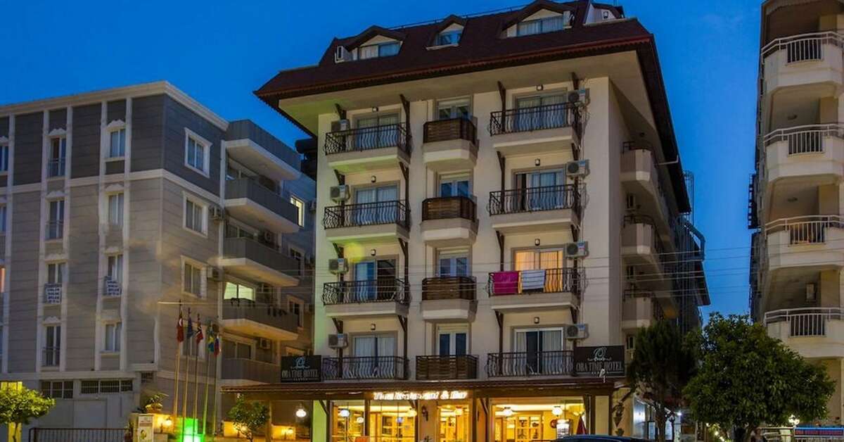 Ein Foto von der Außenansicht des Oba Time Hotel